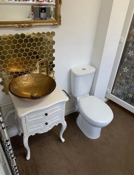 Cloakroom vanity with a hexagonal gold mosaic splashback – tiling for homes in Southsea